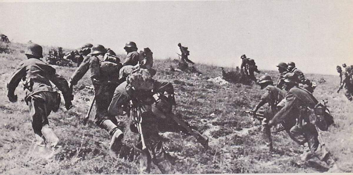 Anfang Juni 1941 begannen tagelange, extrem schwere Luftangriffe in Verein mit Artilleriebeschuss. Der Bodenangriff startete am 7. Juni und fraß sich trotz aller Feuerunterstüzung sehr zäh voran. Pioniere und Infanterie mussten die meisten Festungen selbst knacken. Um den 20. herum kollabiert die russische Nordfront, zu Monatsende stürmen die Niedersachsen der 170. Infanteriedivision und Rumänen von Südosten über die beherrschenden Sapuner Höhen. Sewastopol fällt bis 4. Juli.