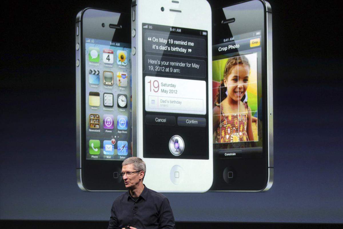Am 4. Oktober stellt Apple doch kein iPhone 5 vor, sondern ein iPhone 4S. Es sieht aus wie das Vorjahresgerät, bietet aber den flotteren A5-Prozessor, der schon im iPad 2 verbaut wurde, und eine verbesserte Kamera. Der Sprachassistent Siri sorgt für Aufsehen. In den USA stehen die Apple-Fans ab dem 14. Oktober Schlange, in Österreich kommt das Gerät am 28. Oktober auf den Markt. Das neue iPhone-Betriebssystem iOS 5 erscheint am 12. Oktober für die Vorgängermodelle.