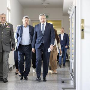 Bundeskanzler Karl Nehammer (ÖVP) (r.) und Vizekanzler Werner Kogler (Grüne) (m.) am Sonntag anlässlich einer Tagung des Krisenkabinetts der Bundesregierung zum Machtkampf in Russland im Verteidigungsministerium in Wien.