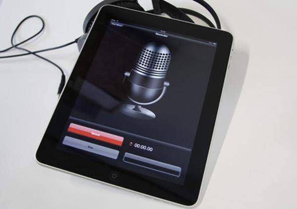 Mit iTunes lassen sich aber bereits für das iPad optimierte Apps herunterladen und per USB-Kabel auf das iPad spielen. Dazu gehört auch eine Software für Sprachaufnahmen, die der auf dem iPhone 3GS stark ähnelt. Allerdings wirkt es etwas protzig, einem Interviewpartner das iPad vor die Nase zu halten.