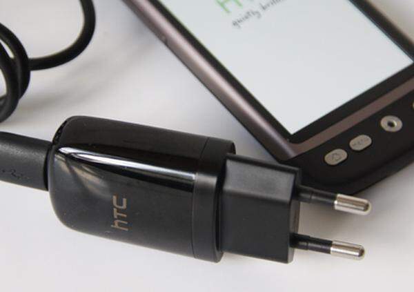 Sehr praktisch ist der neue Schlanke Stromadapter. Er passt auch in die vollste Verteiler-Steckdose. Alternativ lässt sich das Smartphone auch über jeden USB-Anschluss aufladen. Die Buchse am Gerät entspricht dem Micro-USB-Standard.