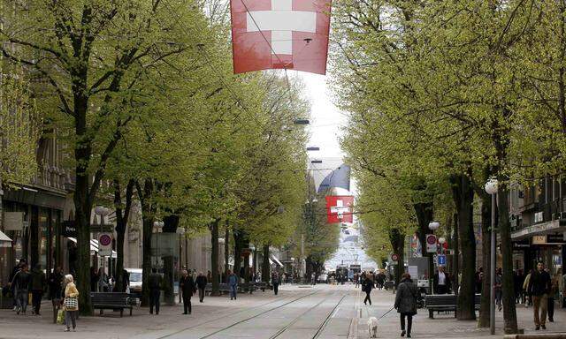 People walk on ZurichÂ´s main shopping street Bahnhofstrasse