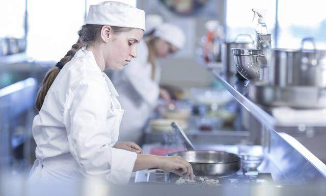 Teenage girl cooking in canteen kitchen model released Symbolfoto property released PUBLICATIONxINxG