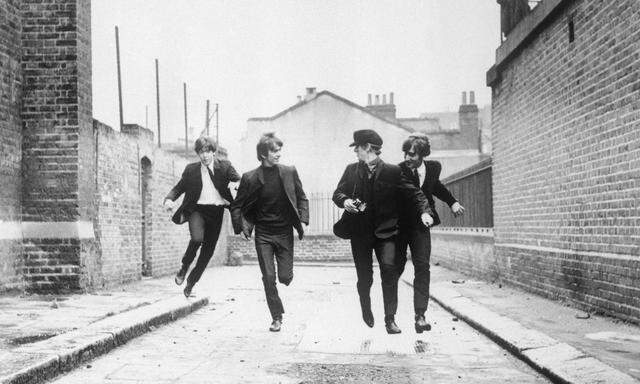 „Dead grotty“ nennt George Harrison (Zweiter von links) ein Hemdenmuster im Beatles-Film „A Hard Day's Night“. In der deutschen Synchronisation wurde daraus das kurzlebige Kunstwort „Hauschüs“.