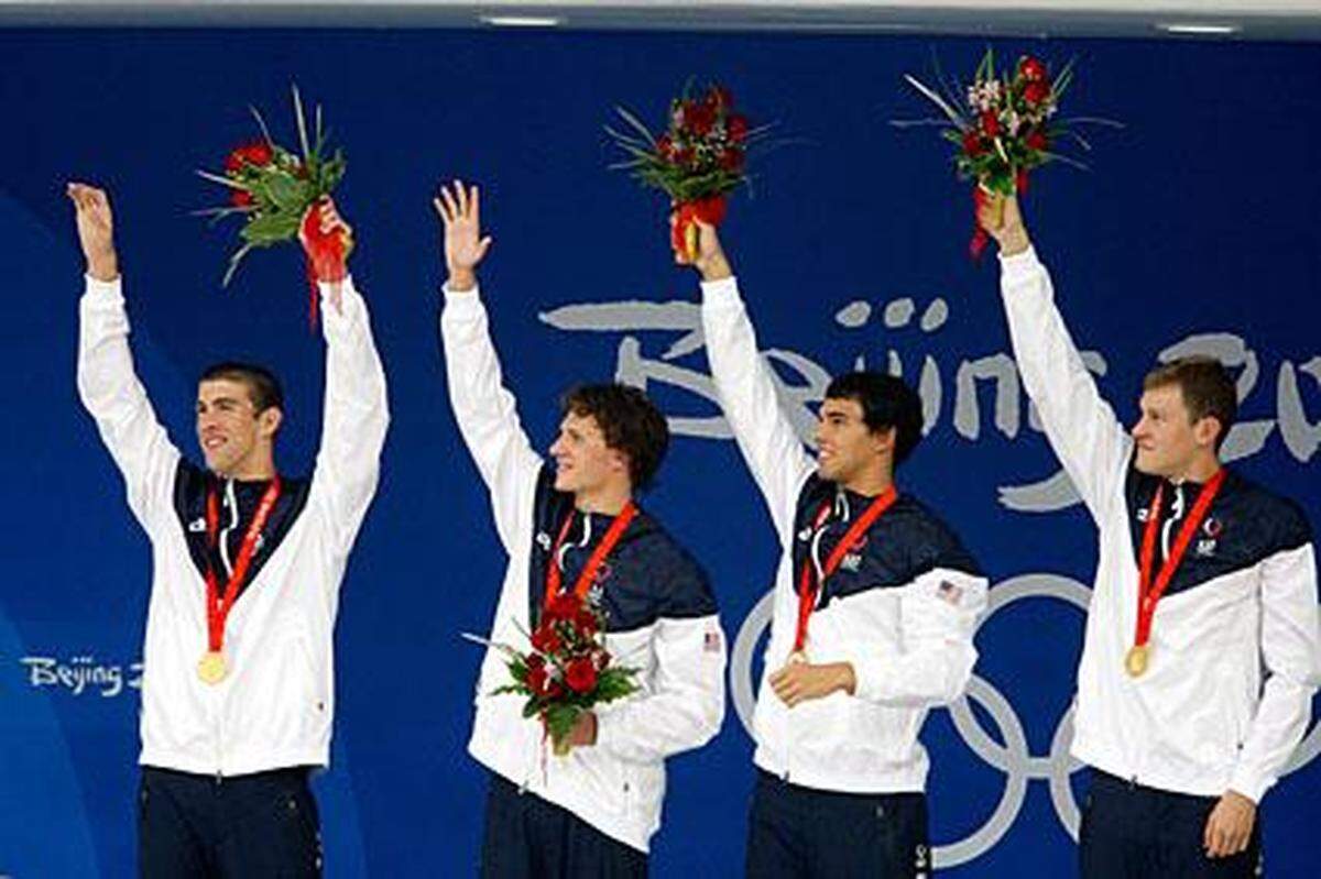 Noch am selben Tag kam der 23-Jährige seinem großen Ziel, acht Goldmedaillen in Peking zu gewinnen, wieder einen Schritt näher: Mit der 4x200-m-Kraulstaffel holte Phelps am selben Tag sein elftes olympisches Gold. Die Zeit von 1:52,03 Minuten war - erraten - Weltrekord.