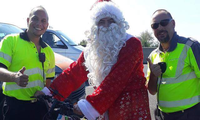 ASFINAG: Radfahrer im Weihnachtsmann-Kost�m auf der A 4 Ostautobahn gestoppt