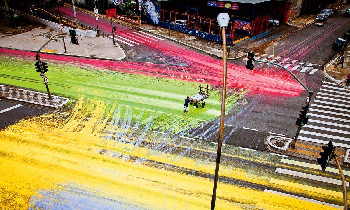 Berlin. Die Straße als Leinwand: Bei einer Kunstaktion von Iepe Rubingh kippten Fahrradfahrer wasserlösliche Farbe auf den vielbefahrenen ­Rosenthaler Platz.