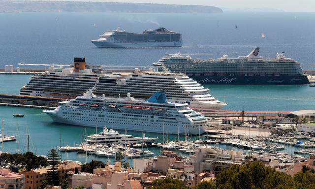 A cruise ship arrives to port in Palma de Mallorca