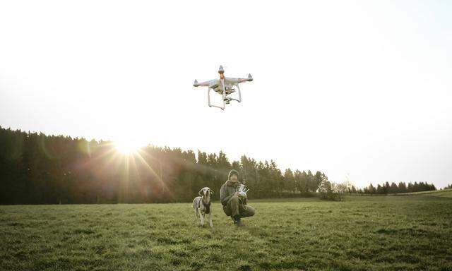 Drohnen sind ferngesteuerte Luftfahrzeuge, die immer beliebter werden und breit in der Bevölkerung angekommen sind.