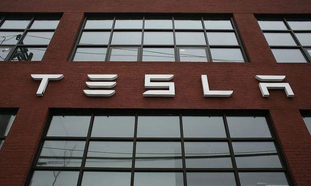US-TESLA'S-SURGING-MARKET-VALUE-ECLIPSES-FORD-FOR-FIRST-TIME