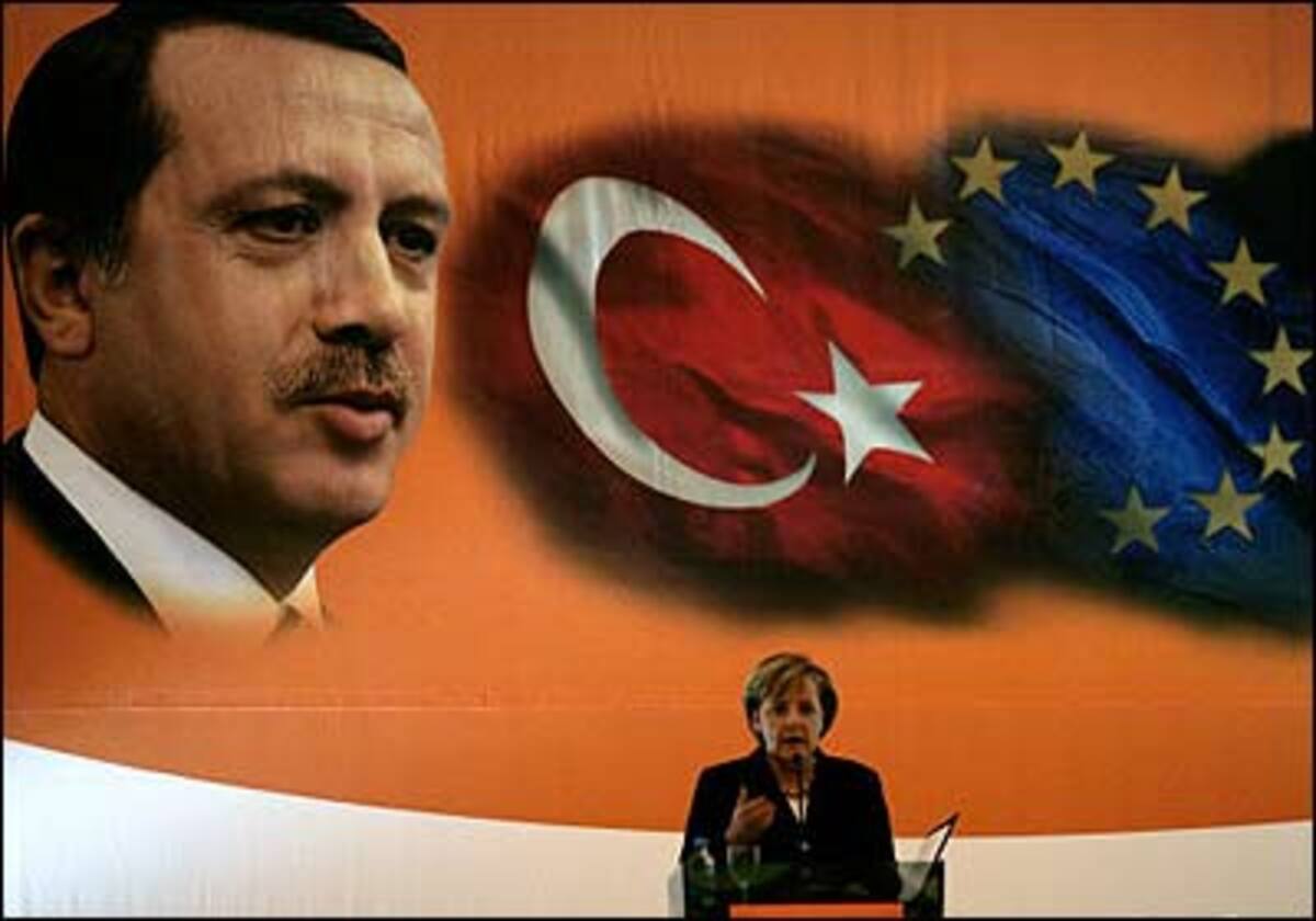 08. November 2006: Der Verhältnis Türkei-Deutschland wird schwieriger. Die Türkei will in die EU, weigert sich aber, Forderungen der EU nachzukommen. Merkel wirbt bei ihrem Besuch bei Premierminister Recep Tayyip Erdogan für eine priviligierte Partnerschaft.
