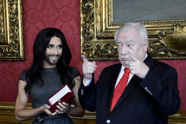 ''Die Politiker von morgen werden eher trockene Managertypen. Wir Entertainer sterben aus.''Ein bisschen Sorge um den Nachwuchs ließ Häupl 2012 durchklingen.Bild: Conchita Wurst bekommt von Häupl am 17. September 2014 den goldenen Rathausmann.