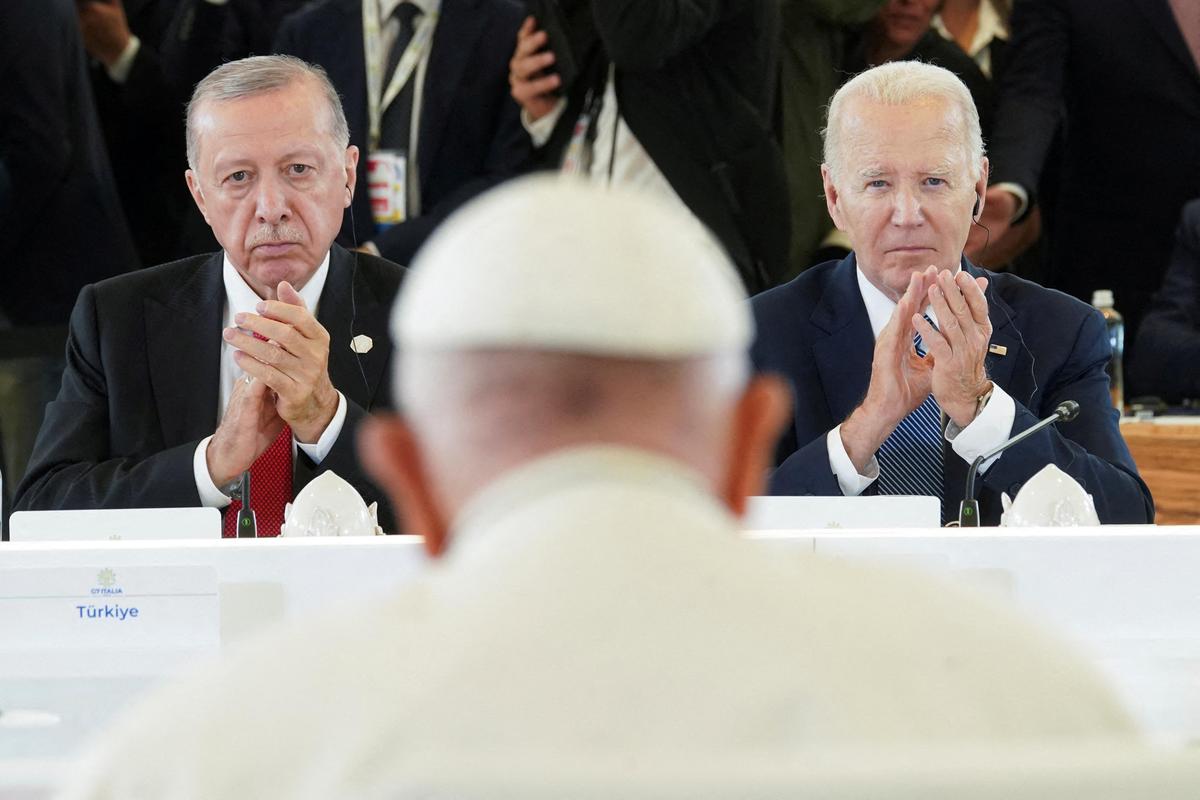 14. Juni. Der Papst, US-Präsident Joe Biden und der türkische Präsident Recep Tayyip Erdogan beim G7-Gipfel in Italien. Eine Frage, die sich stellt: Wie kommt die Sitzordnung zustande?
