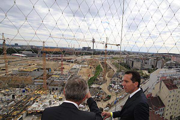 Vom Aussichtsturm aus ist das imposante Baustellen-Areal zu überblicken, auf dem die Tiefbauarbeiten bereits in vollem Gang sind.