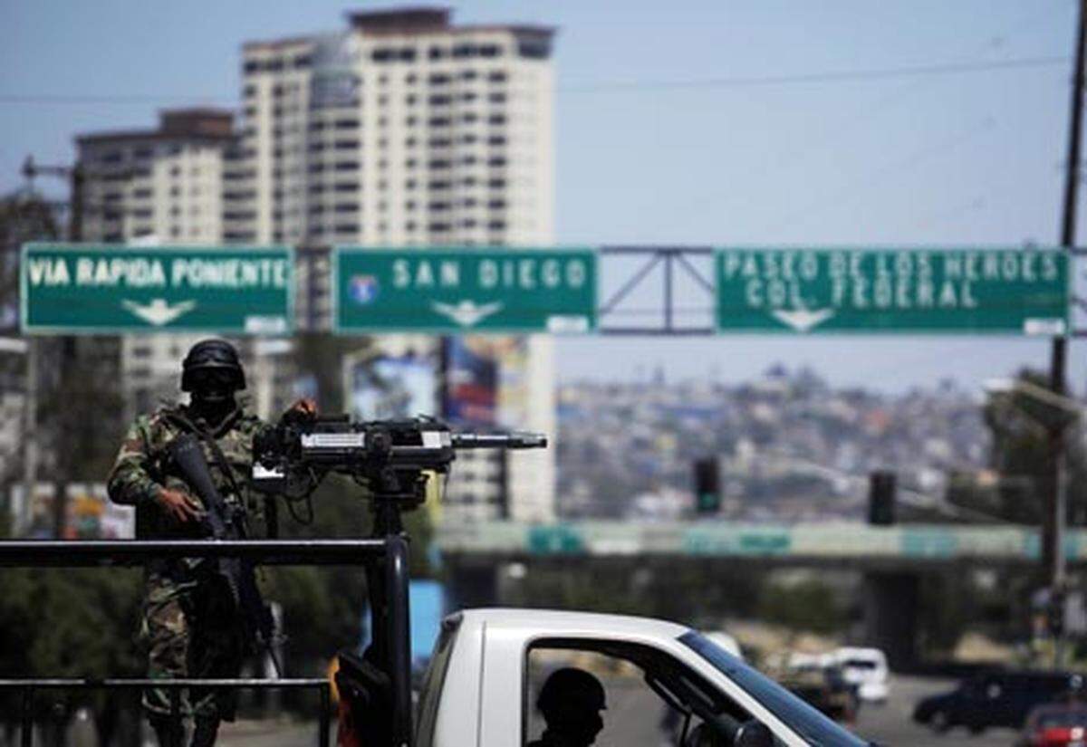Nach seinem Amtsantritt 2006 startete Mexikos Präsident Felipe Calderón eine Offensive gegen die Drogenkartelle im Land. In mehreren Dutzend Provinzen patroullieren tagtäglich schwer bewaffnete Soldaten.