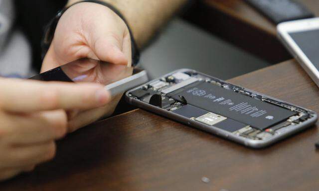 Apple wird bei iPhone-Reparaturen bald auch den Einsatz von Bauteilen aus gebrauchten Geräten zulassen.