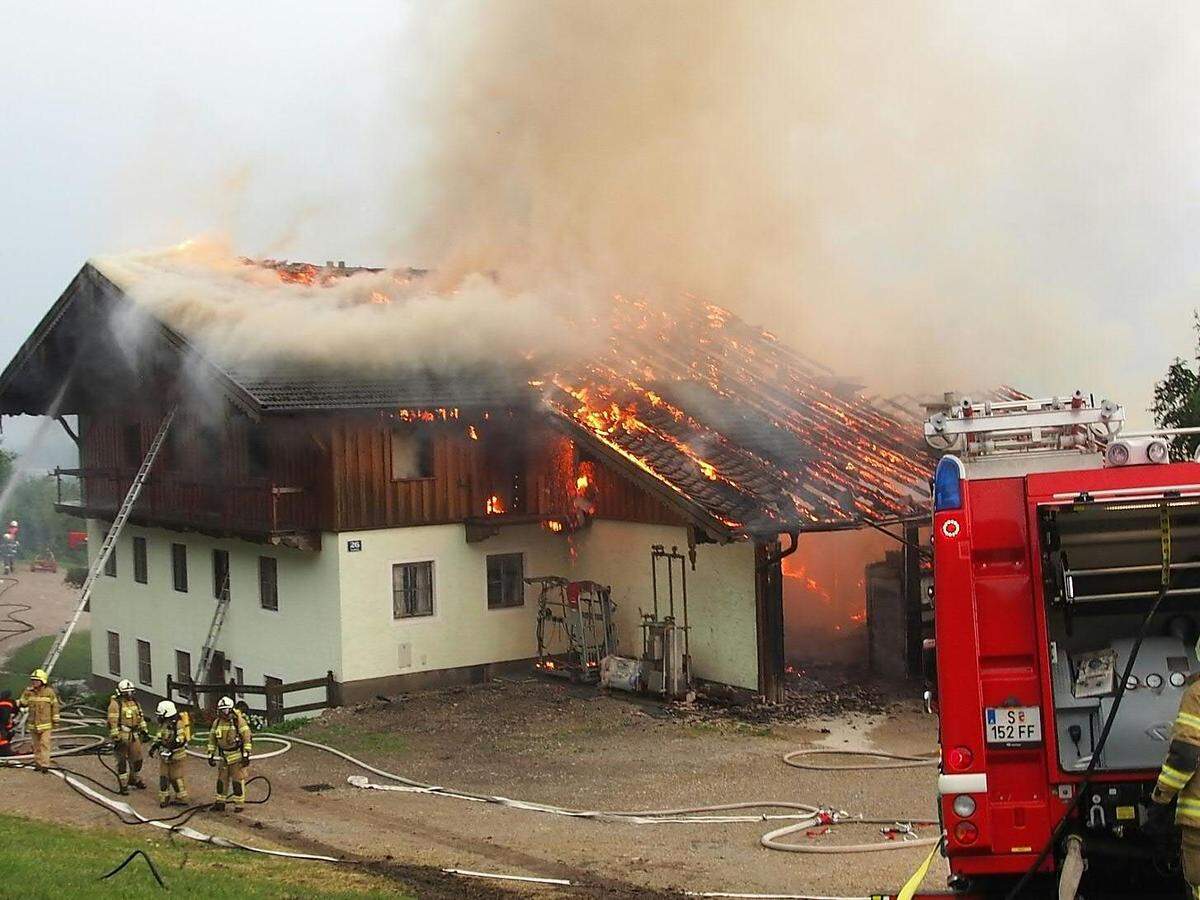 Am Salzburger Gaisberg setzte ein Blitzschlag ein Bauernhaus in Brand. Die Flammen breiteten sich rasch aus, dennoch konnten die Tiere aus dem Stall im Erdgeschoß rechtzeitig in Sicherheit gebracht werden. Der Heustock des Gebäudes und das Dach wurde durch das Feuer allerdings fast völlig zerstört.