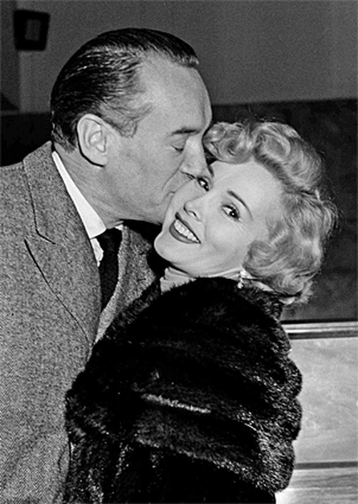 Die ungarische Film-Diva Zsa Zsa Gabor hat es bis zum heutigen Tag sogar auf acht Ehemänner gebracht. Derzeit ist die 93-Jährige mit Frédéric von Anhalt verheiratet. Hier im Bild sieht man sie mit ihrem dritten Gatten George Sanders.