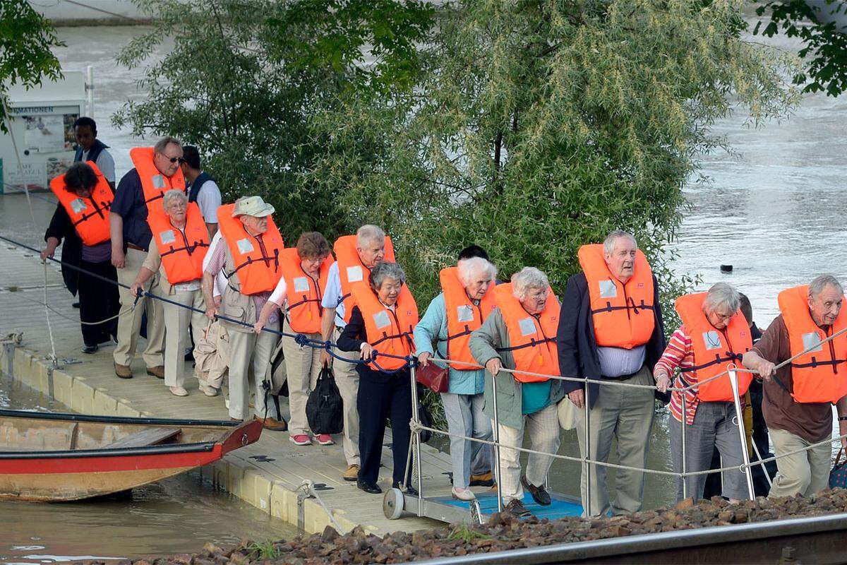 "Die Aktion ist sehr geordnet verlaufen, die Passagiere wurden einzeln und mit Schwimmwesten an Land gebracht, wo schon Busse warteten. Alles bestens", berichtete Gerald Schimpf, Sprecher der Wiener Berufsfeuerwehr im APA-Gespräch.