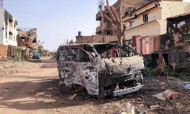 Spuren der Verwüstung nach Kämpfen zwischen der RSF-Miliz und Truppen von Militärherrscher Abdel Fattah al-Burhan im Sudan.
