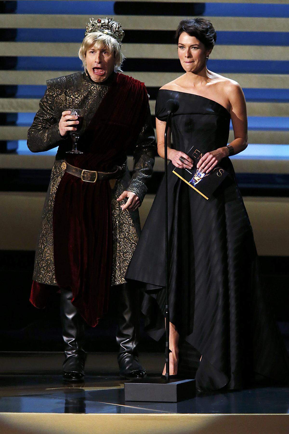 "Game of Thrones" erfuhr aber eine andere Würdigung: Comedian Andy Samberg verkleidete sich als König Joffrey, der Seriensohn von "Game of Thrones"-Star Lena Headey. Die Darstellerin war leicht irritiert, trug die Störung aber mit Fassung.