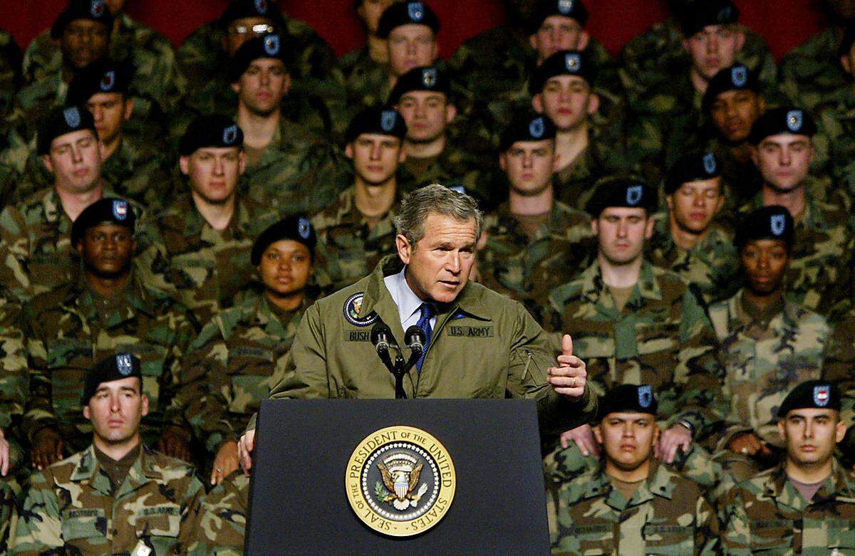 Einen Krieg gegen den Irak hatte die Bush-II-Regierung schon seit Amtsantritt im Jänner 2001 auf dem Schirm. Man sah in Diktator Saddam Hussein einen Destabilisator des Nahen Ostens, das Land als einen "Schurkenstaat". Mit den Terroranschlägen vom 11. September 2001 und dem daraufhin erklärten "Krieg gegen den Terror" der USA hatte Bush eine neue Möglichkeit, gegen den Irak vorzugehen, den Bush zur "Achse des Bösen" zählte.