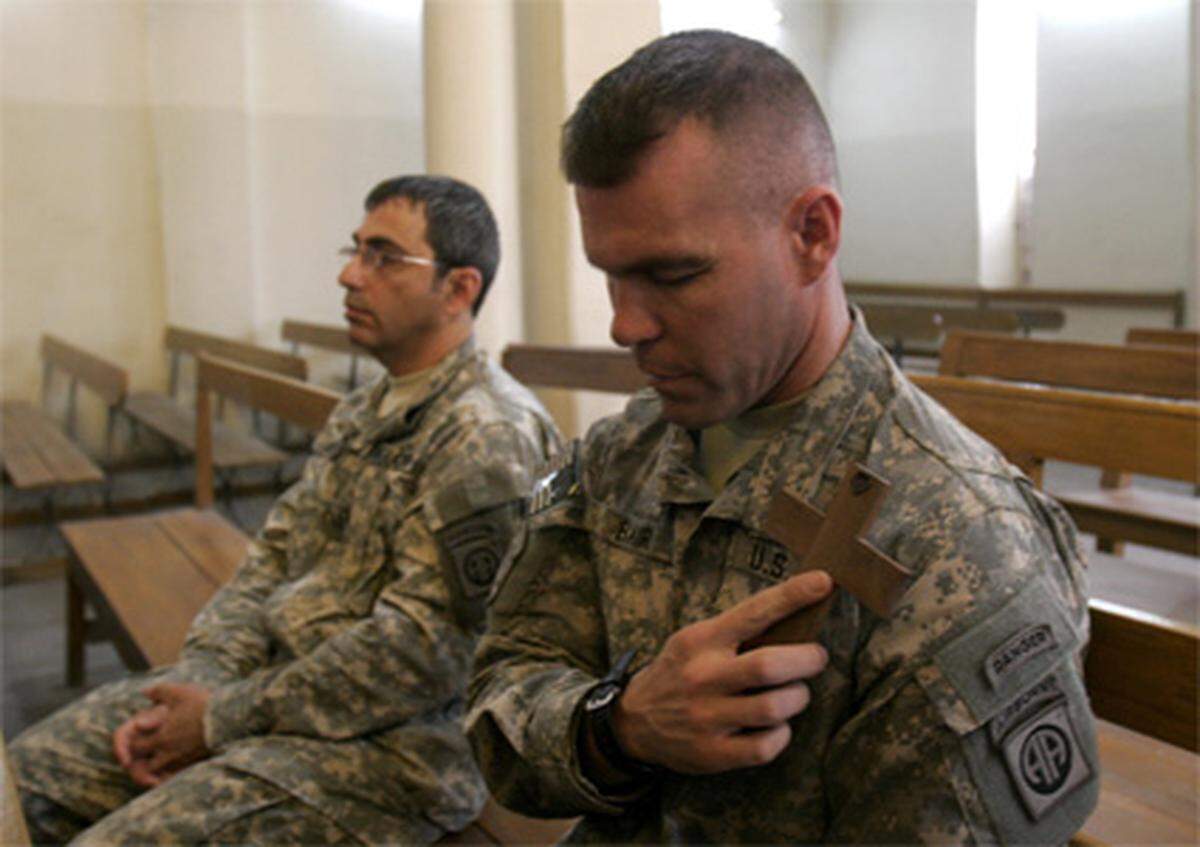 Auch die US-Truppen im Irak feiern das Osterfest. Während viele in den Kasernen bleiben, gehen einige auch in die wenigen christlichen Kirchen, wie hier zum Beispiel in Bagdad.