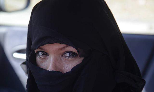 Muslima mit Niqab auf der Straße