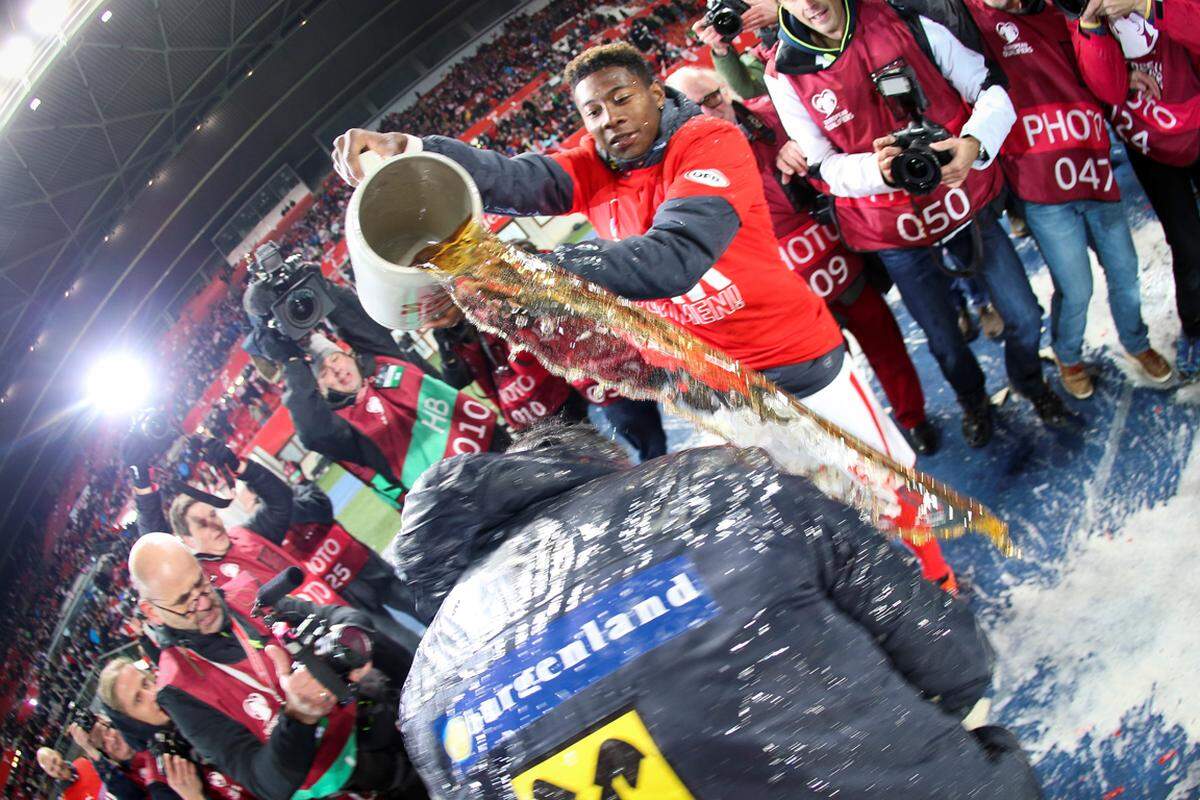 Mit einer Bierdusche bedankt sich Alaba bei ÖFB-Teamchef Marcel Koller.