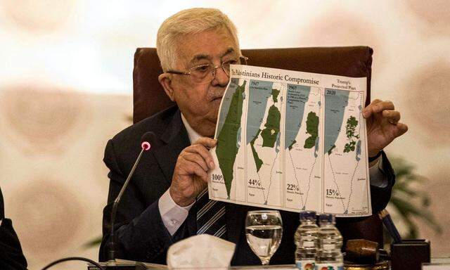 Palästinenserpräsident Mahmoud Abbas präsentiert in Kairo ein Grafik, die zeigt, wie die Palästinensergebiete sukzessive von 100 auf 15 Prozent im Nahost- Plan des amerikanischen Präsidenten Donald Trump zusammengeschrumpft sind, während Israel gewachsen ist.