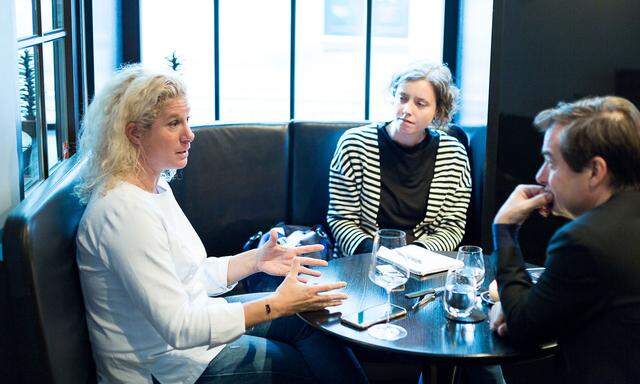 Ana Roš bei ihrem Wien-Besuch im Restaurant Konstantin Filippou im Interview mit Karin Schuh und Rainer Nowak (von links). 