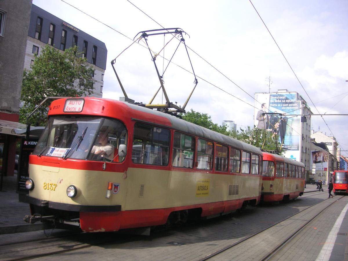 … und die unangepasste Tramway, die als Fahrschule durch die slowakische Hauptstadt zischt.