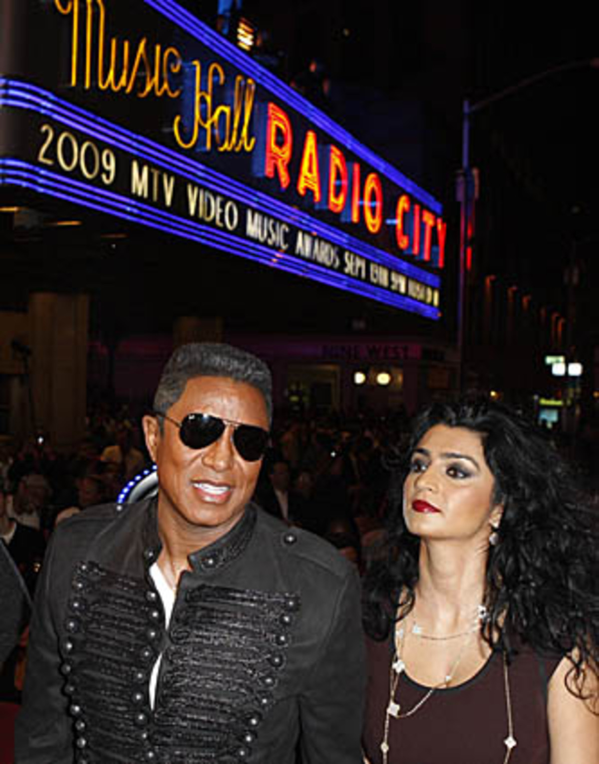 Lässt sich von schlechter Presse wegen abgesagter Konzerte nicht verscheuchen: Jermaine Jackson, hier mit seiner Frau Halima Rashid.
