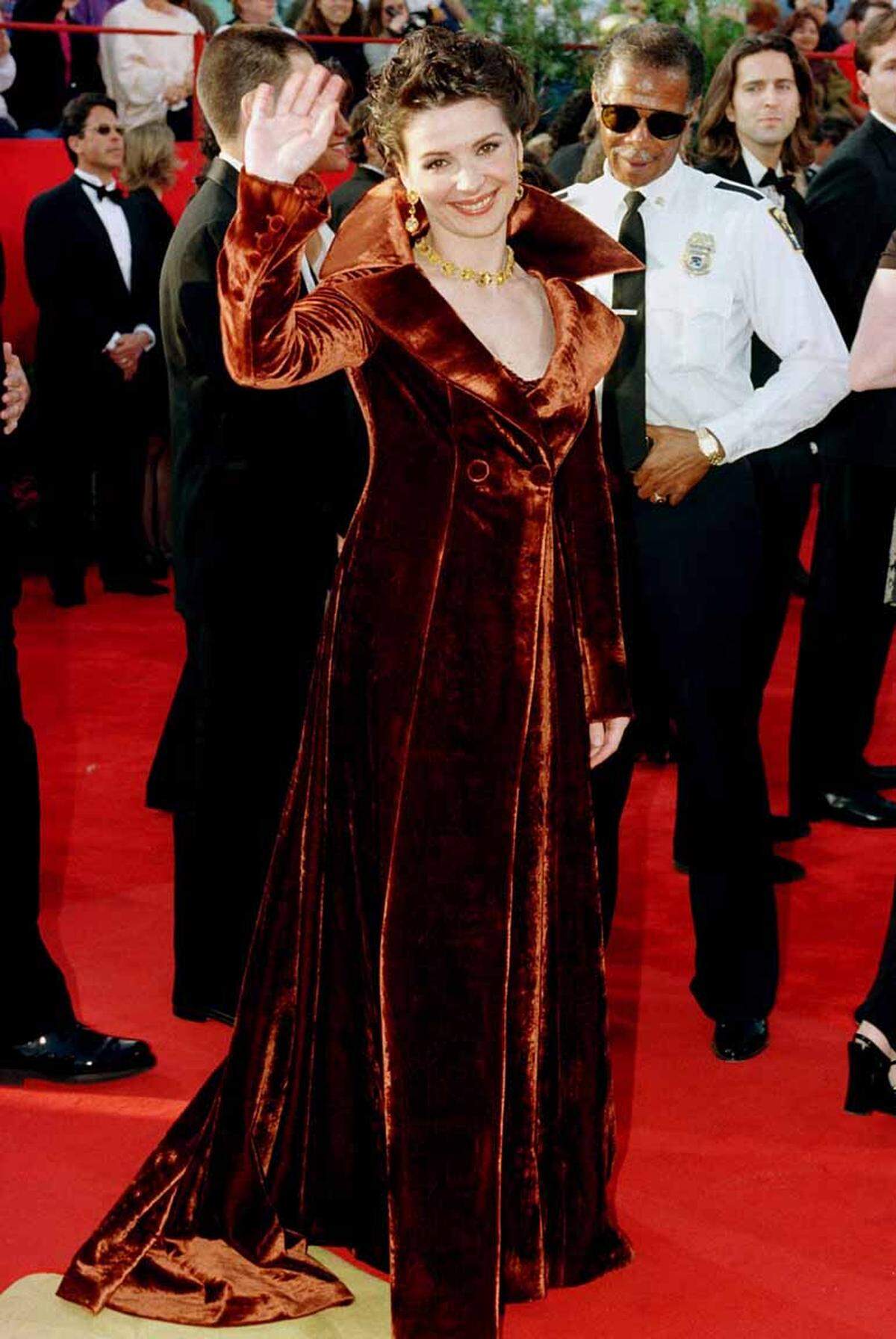 Für ein mantelartiges Samtkleid entschied sich Juliette Binoche 1997.