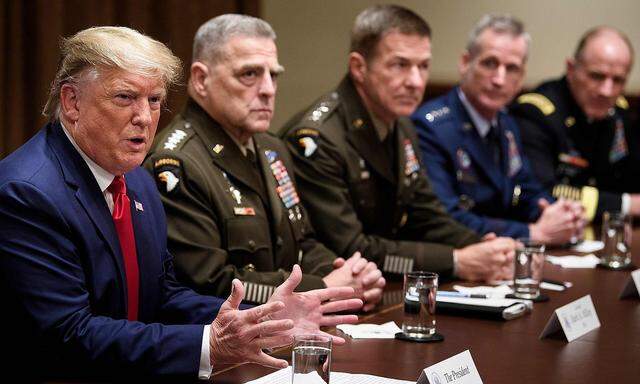 Donald Trump bei einem Treffen mit seinen Militärchefs im Weißen Haus.