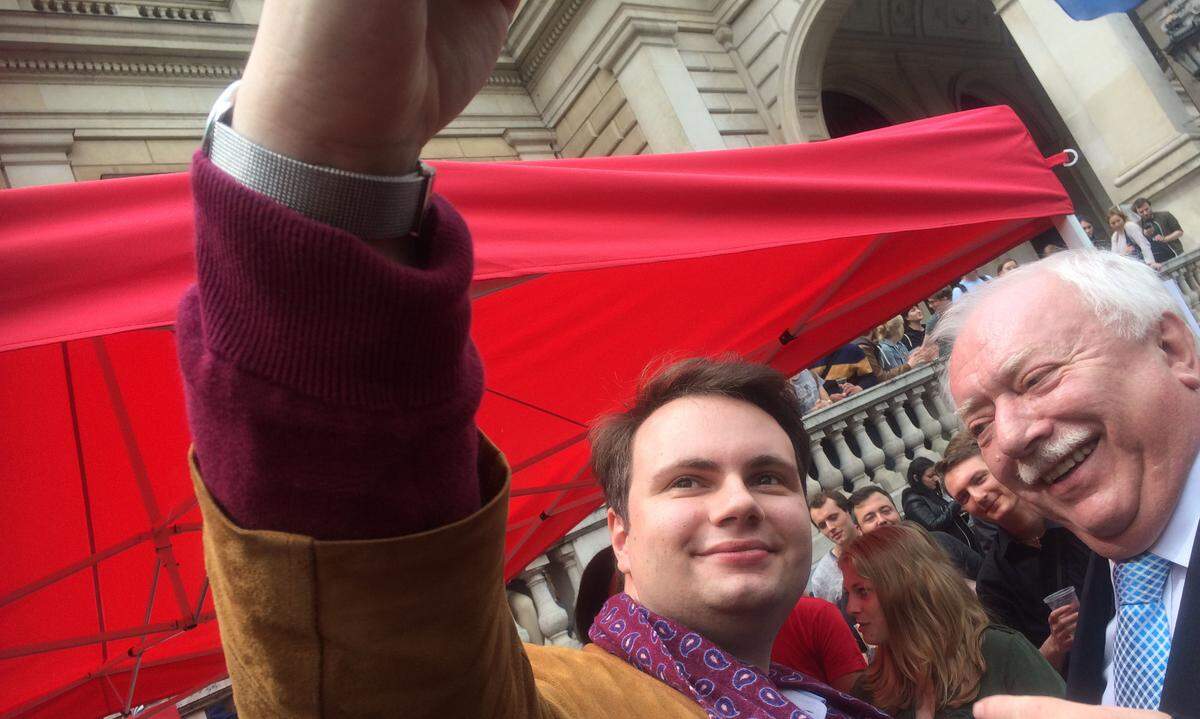 Bitte, noch ein Foto! Der Andrang ist groß. "Heute komm ich noch auf meine 8000 Selfies", sagt Bürgermeister Michael Häupl (SPÖ) bei seinem Besuch  beim Spritzerstand des Verbands Sozialistischer StudentInnen (VSStÖ).
