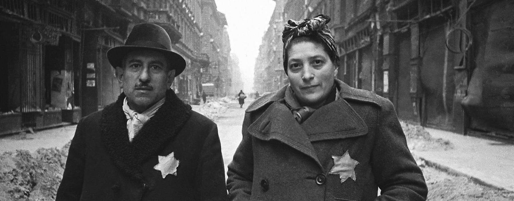 Dieses unbekannte Paar überlebte die Vernichtung der ungarischen Juden und Jüdinnen, die im Frühjahr 1944 begonnen hatte. 