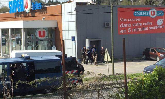 Die Polizei stürmte am Nachmittag den Supermarkt Super U in Trèbes. Der Geiselnehmer wurde getötet. 