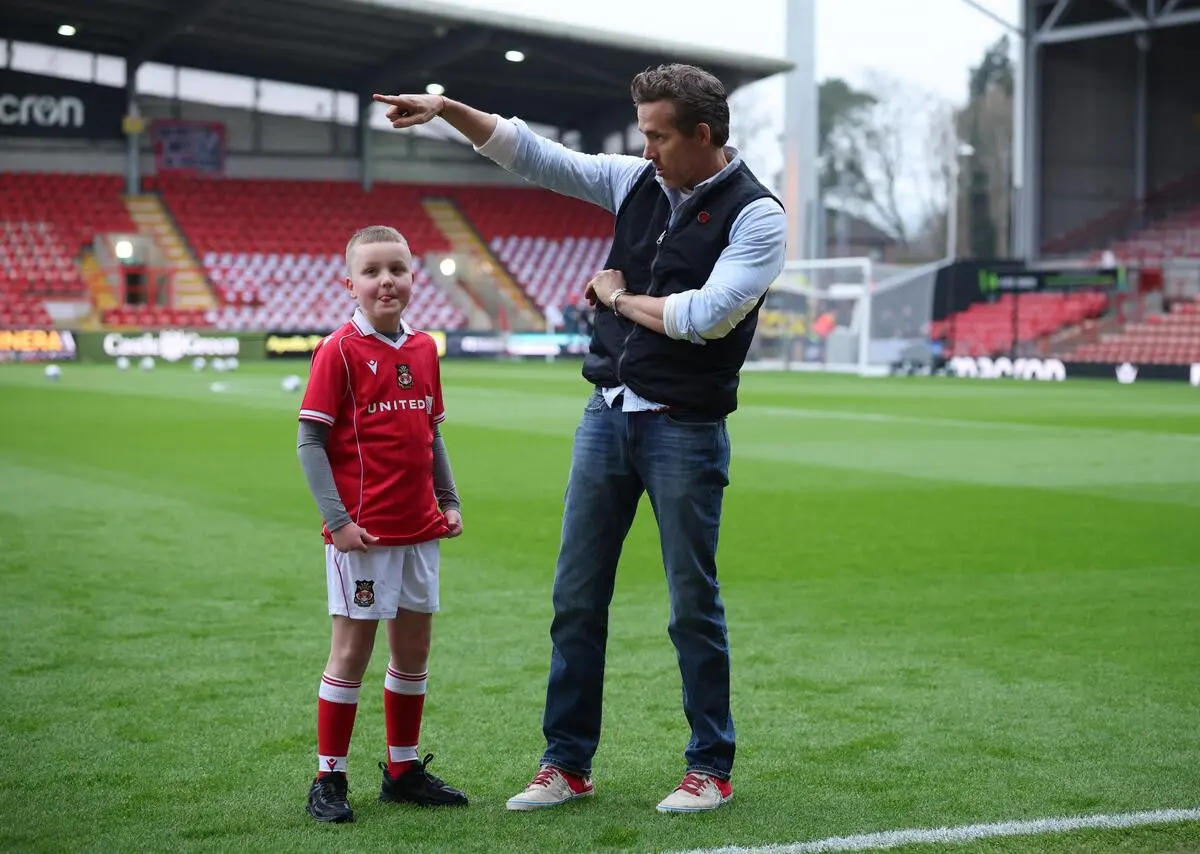 Reynolds me tifozin e Wrexham. 