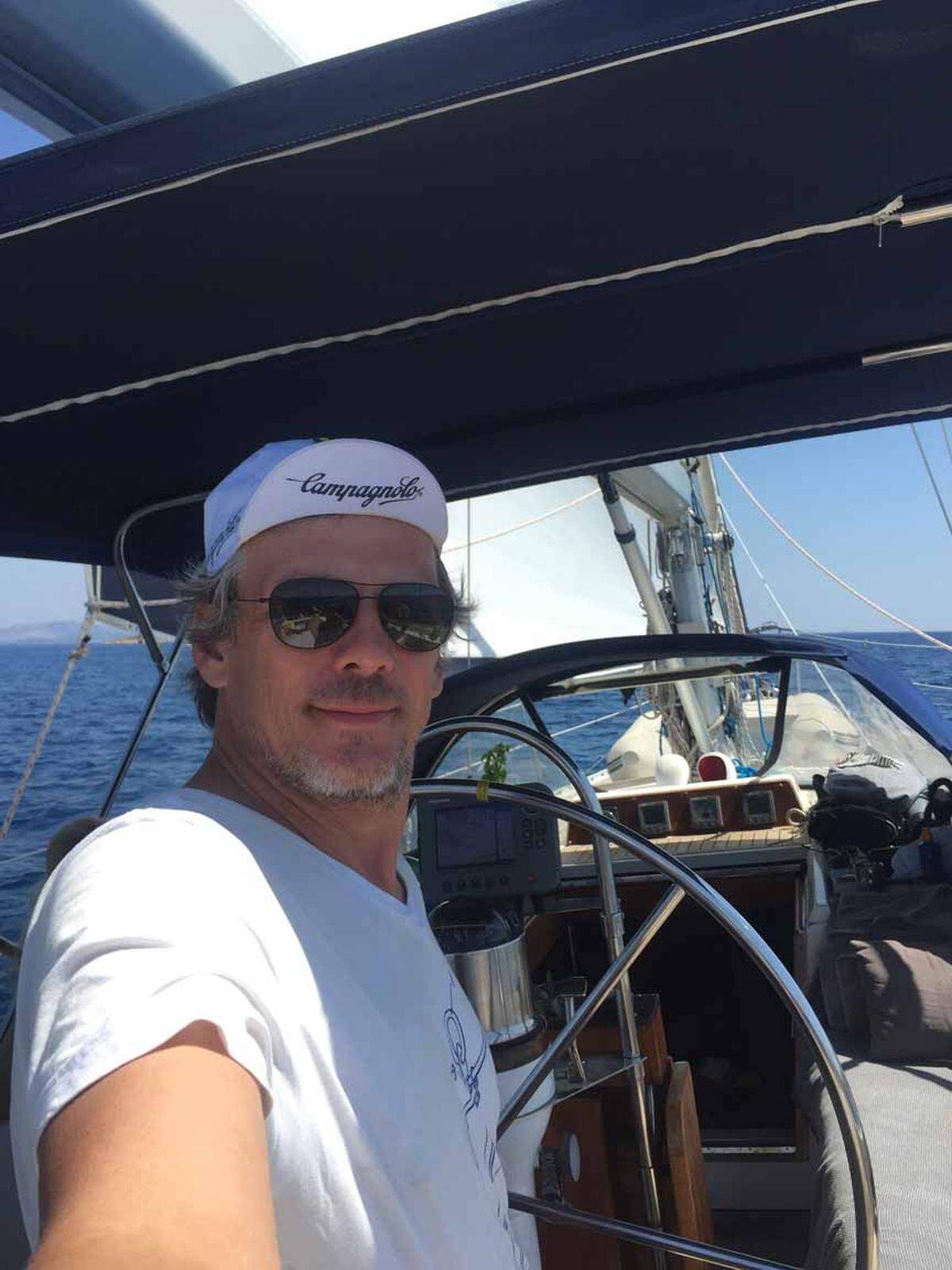 Art Director Matthias Eberhart am Steuer seines Segelbootes Jetti zwischen Vis und Hvar in Kroatien.