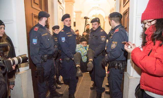 Räumung des Festsaals der TU Wien: Manche der Besetzer wurden von der Polizei aus dem Uni-Gebäude getragen.