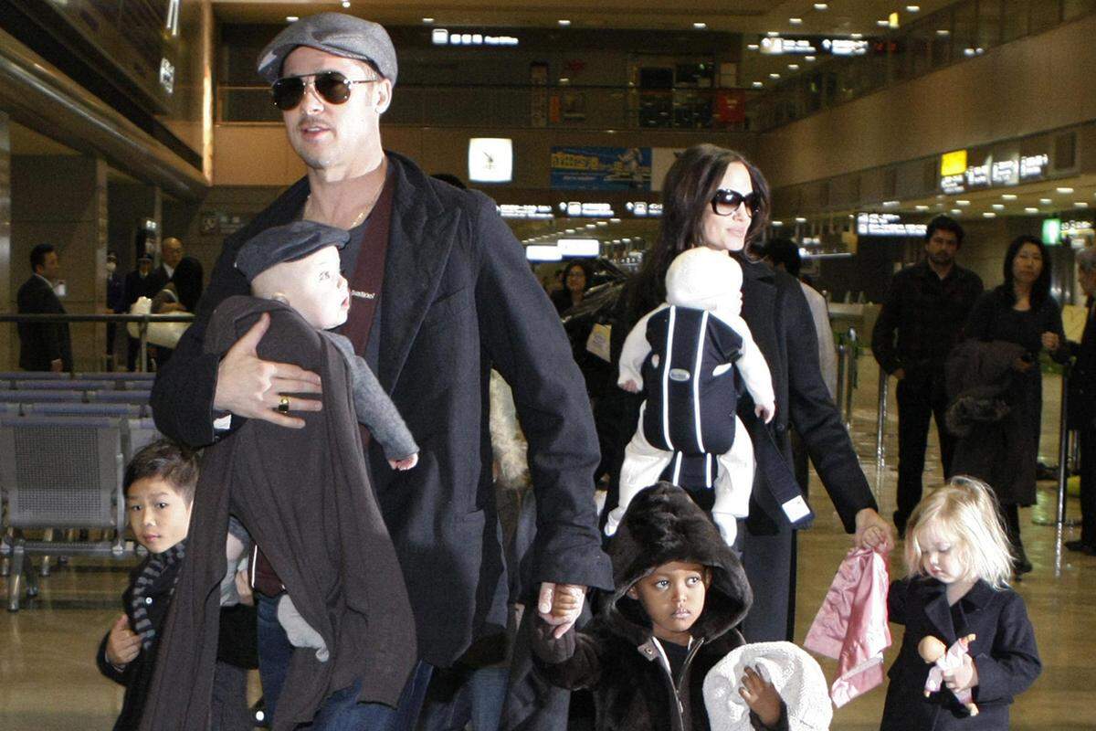 Mit seinen sechs Kindern, drei leiblichen und drei Adoptivkindern, ist Brad Pitt der Vorzeigepapa schlechthin. Beruflich immer auf Reisen, haben die Kinder schon die halbe Welt gesehen.