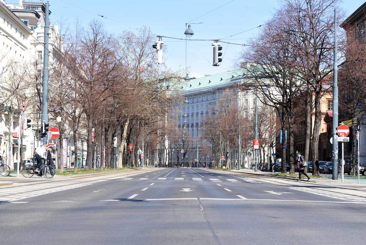 Kein Verkehr und nur vereinzelt Passanten auf der Straße. Das Coronavirus hat in Wien Eindruck hinterlassen, auch im Stadtbild. "Presse"-Fotograf Clemens Fabry hat die ungewöhnlichen Bilder eingefangen.