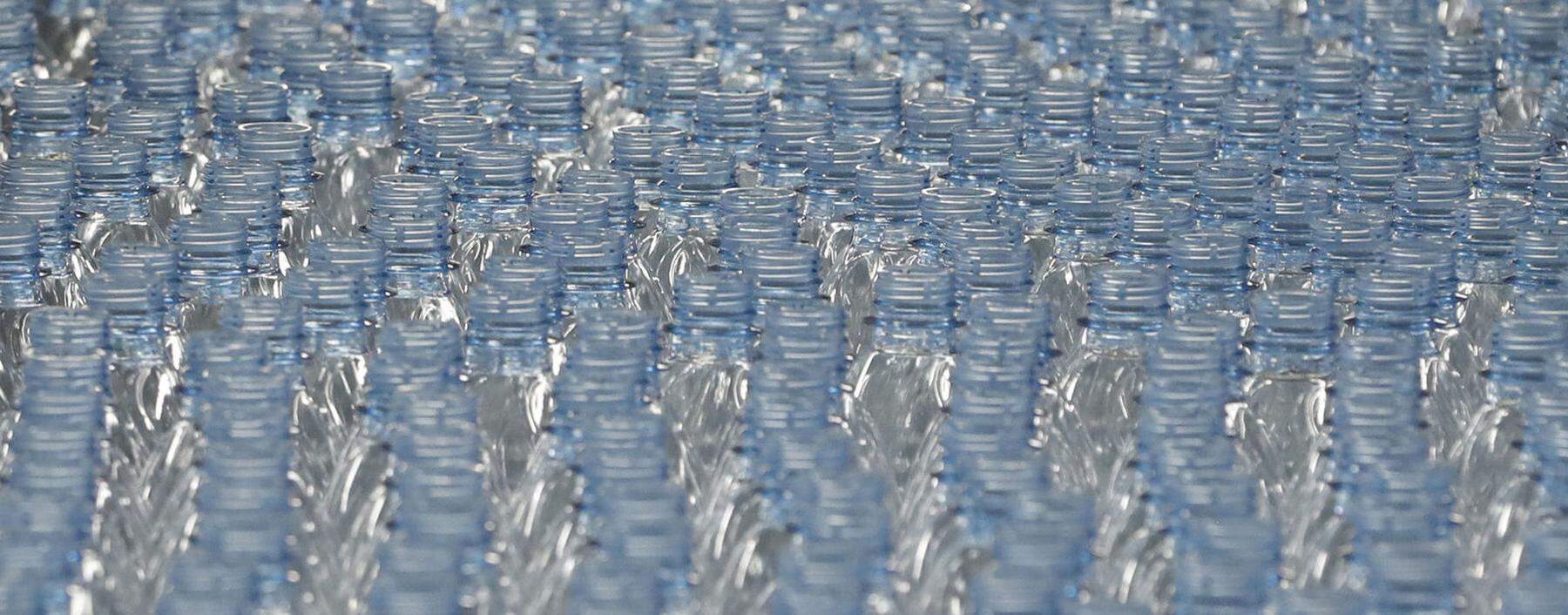 Vor allem im Urlaub greift man nicht selten zu Wasser in Plastikflaschen. 