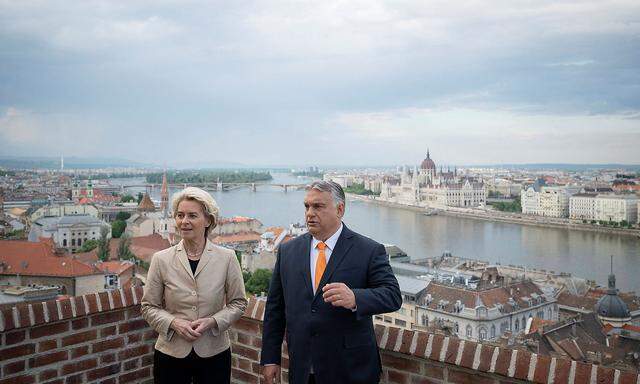 Ursula von der Leyen reiste nach Budapest, um mit Premier Orbán über mögliche Energie-Embargos gegen Russland zu sprechen.