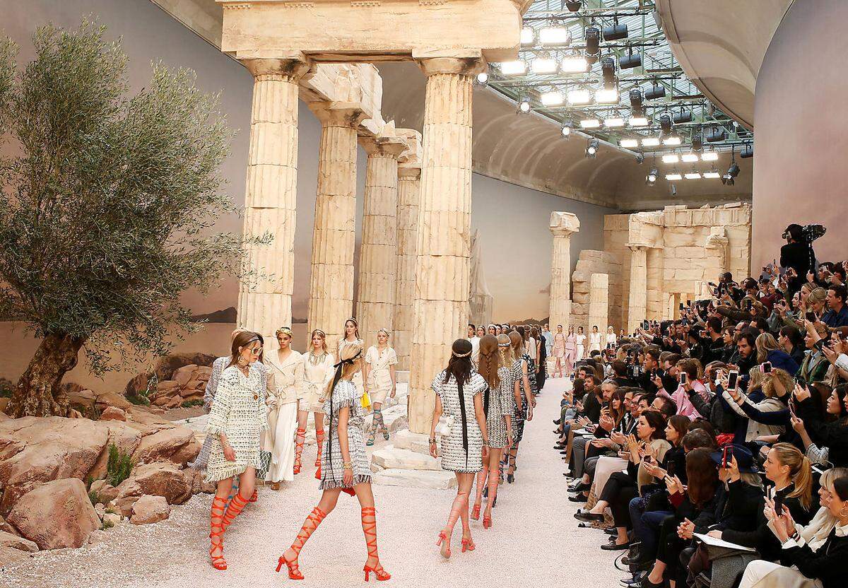 Die Croisière 2017/18 aus dem Hause Chanel: Karl Lagerfeld schickte seine Models samt der neuen Cruise Collection auf eine Zeitreise ins antike Griechenland.