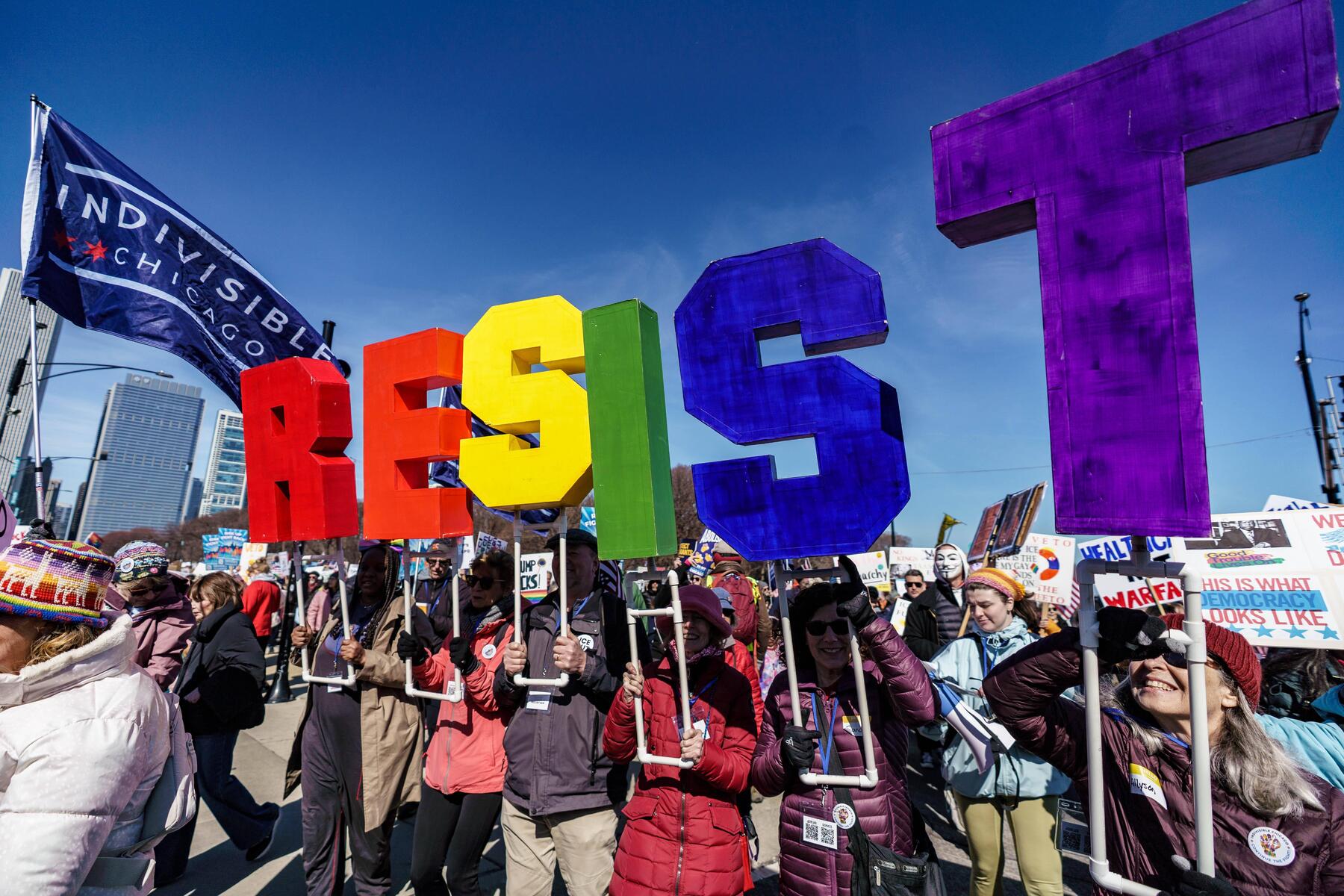 Zwischen Protest und MAGA-Party: Der Krieg beflügelt die Trump-Gegner [premium]