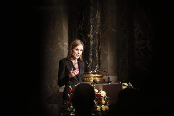 In ihrer Eröffnungsrede überraschte Letizia die hochkarätige Gästeschar, unter denen sich neben den Museumsdirektoren Karola Kraus und Klaus Albrecht Schröder auch der Filmregisseur Michael Haneke befand, zunächst mit einigen deutschen Begrüßungssätzen, in denen sie sich für die Einladung und die Ehre bedankte, "eine so schöne Ausstellung eröffnen zu dürfen".