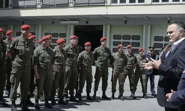 Verteidigungsminister Doskozil mit Soldaten