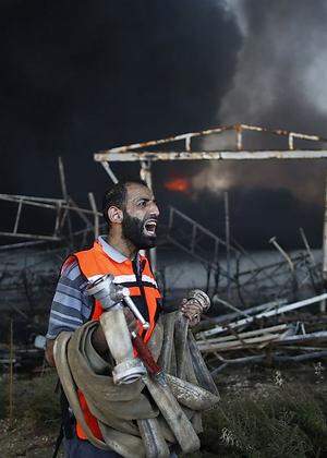 Machtlos: Ein Feuerwehrmann vor dem beschossenen Kraftwerk von Gaza